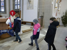 Der Heilige Nikolaus besuchte St. Crescentius (Foto: Karl-Franz Thiede)